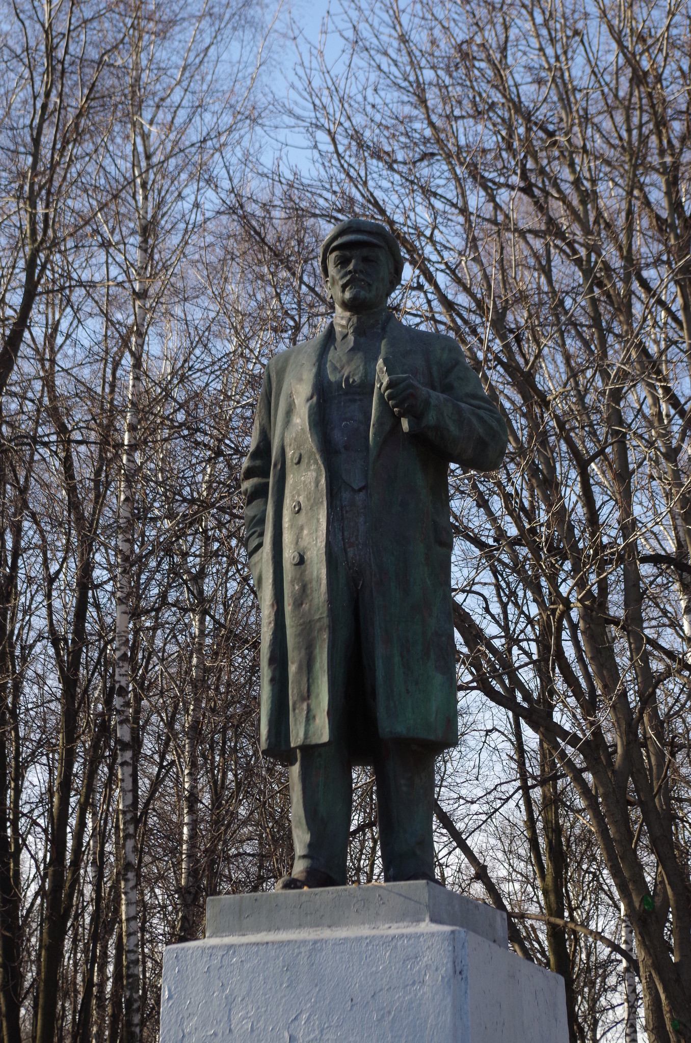 Около Дворца культуры имени С.П. Горбунова, в 1960 году была установлена на гранитном постаменте фигура В.И. Ленина