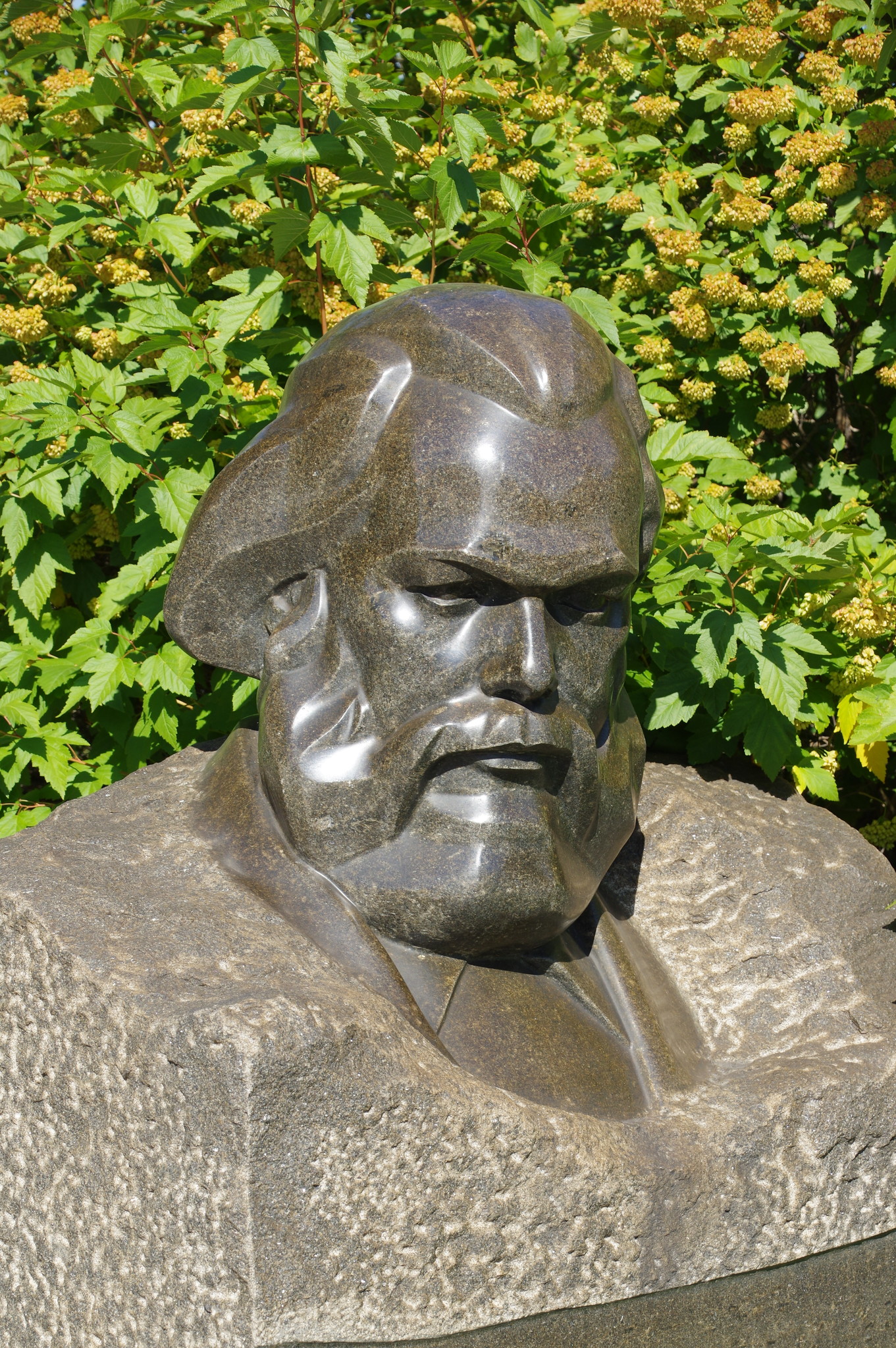 Карл Маркс. 1939 г. Гранит. Меркуров С.Д. Парк искусств «Музеон»