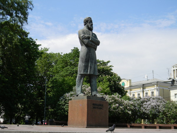 Памятник Фридриху Энгельсу на площади Пречистенские ворота