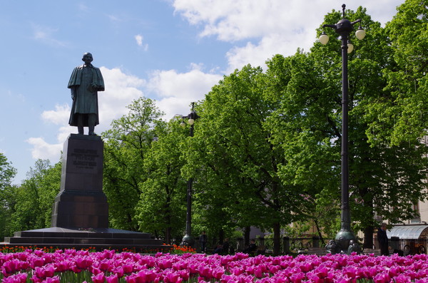 Памятник Николаю Васильевичу Гоголю на Пречистенском бульваре (ныне Гоголевский)