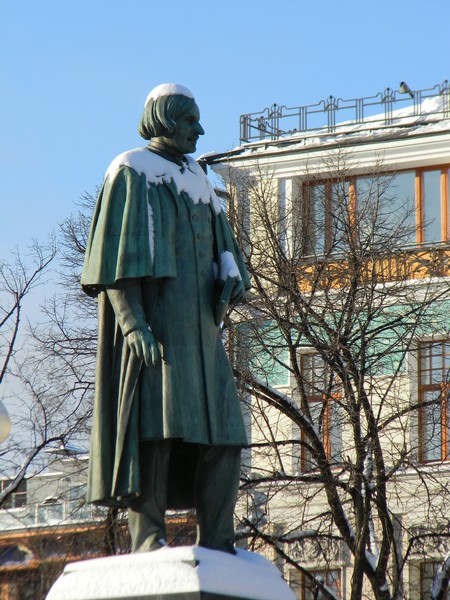 Памятник Николаю Васильевичу Гоголю на Гоголевском бульваре в Москве