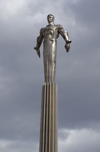 Памятник Юрию Алексеевичу Гагарину работы скульптора П.И. Бондаренко