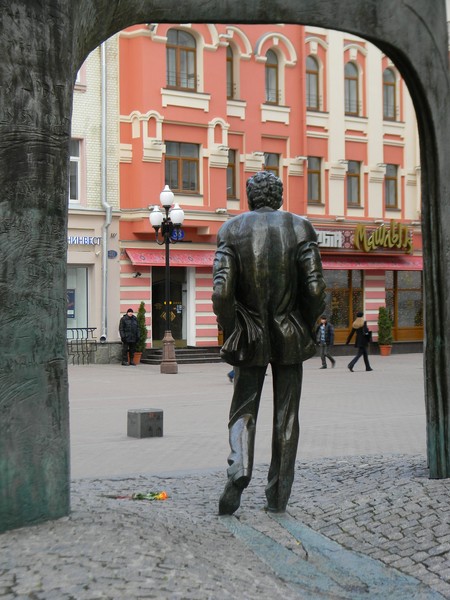 Памятник Булату Окуджаве