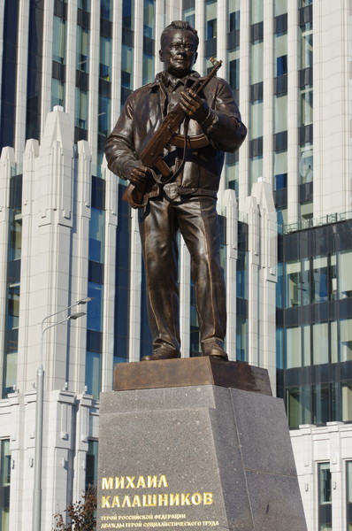 Памятник Михаилу Тимофеевичу Калашникову