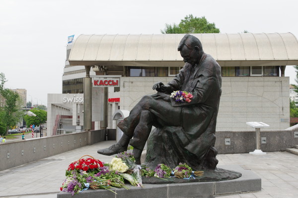 Памятник Дмитрию Дмитриевичу Шостаковичу перед зданием Московского международного Дома музыки