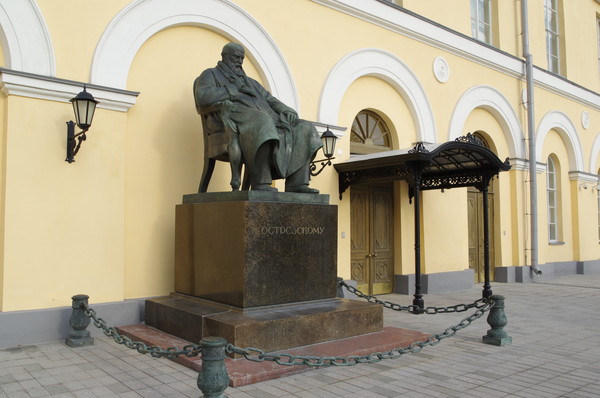 Памятник Александру Николаевичу Островскому у Малого театра