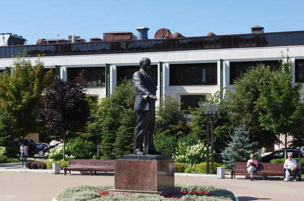 Памятник В.И. Ленину в центре города Дмитров Московской области