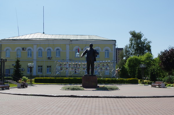 Памятник В.И. Ленину в центре города Дмитров Московской области