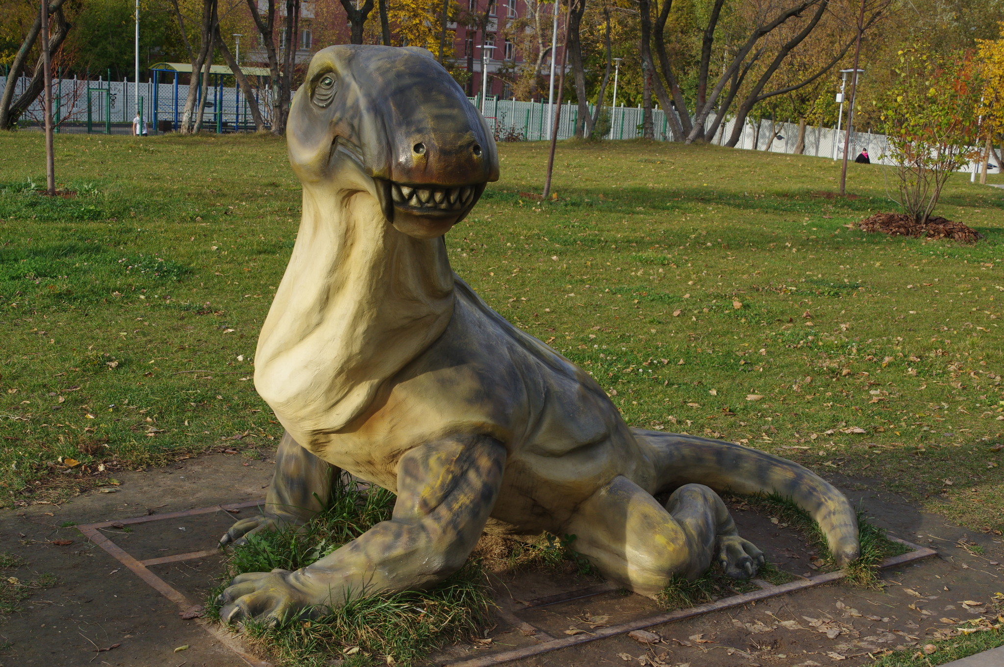 Ивантозавр (лат. Ivantosaurus ensifer) в парке «Академический» на юго-западе Москвы