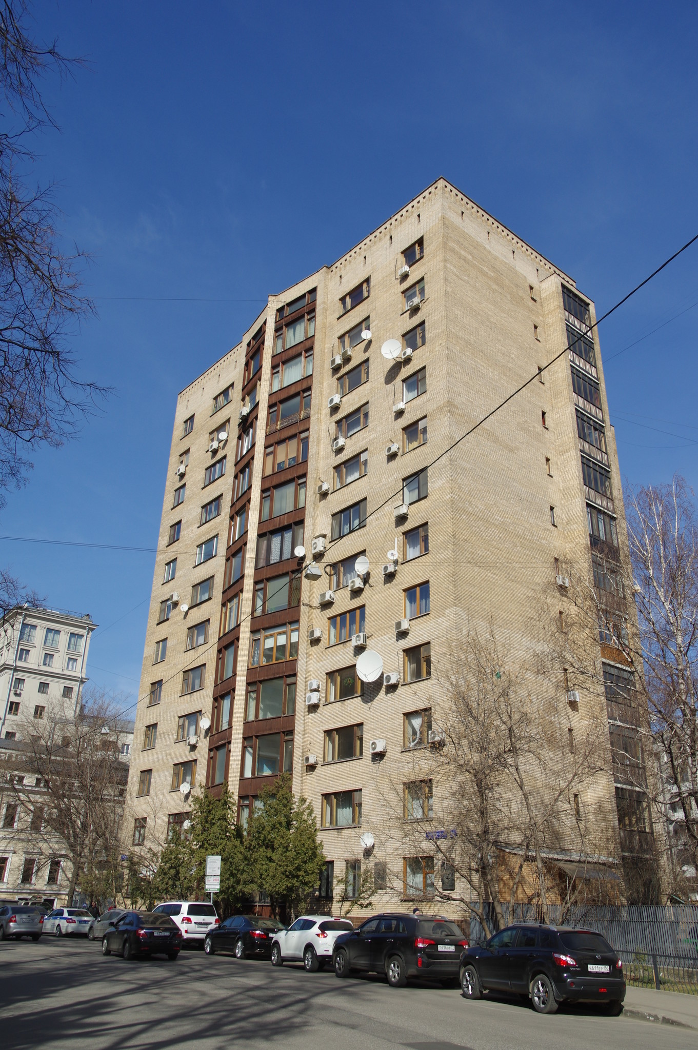 Улица Спиридоновка, дом 18, в котором в 1968-1984 годах жил Главнокомандующий Военно-Воздушными Силами Советского Союза Павел Степанович Кутахов