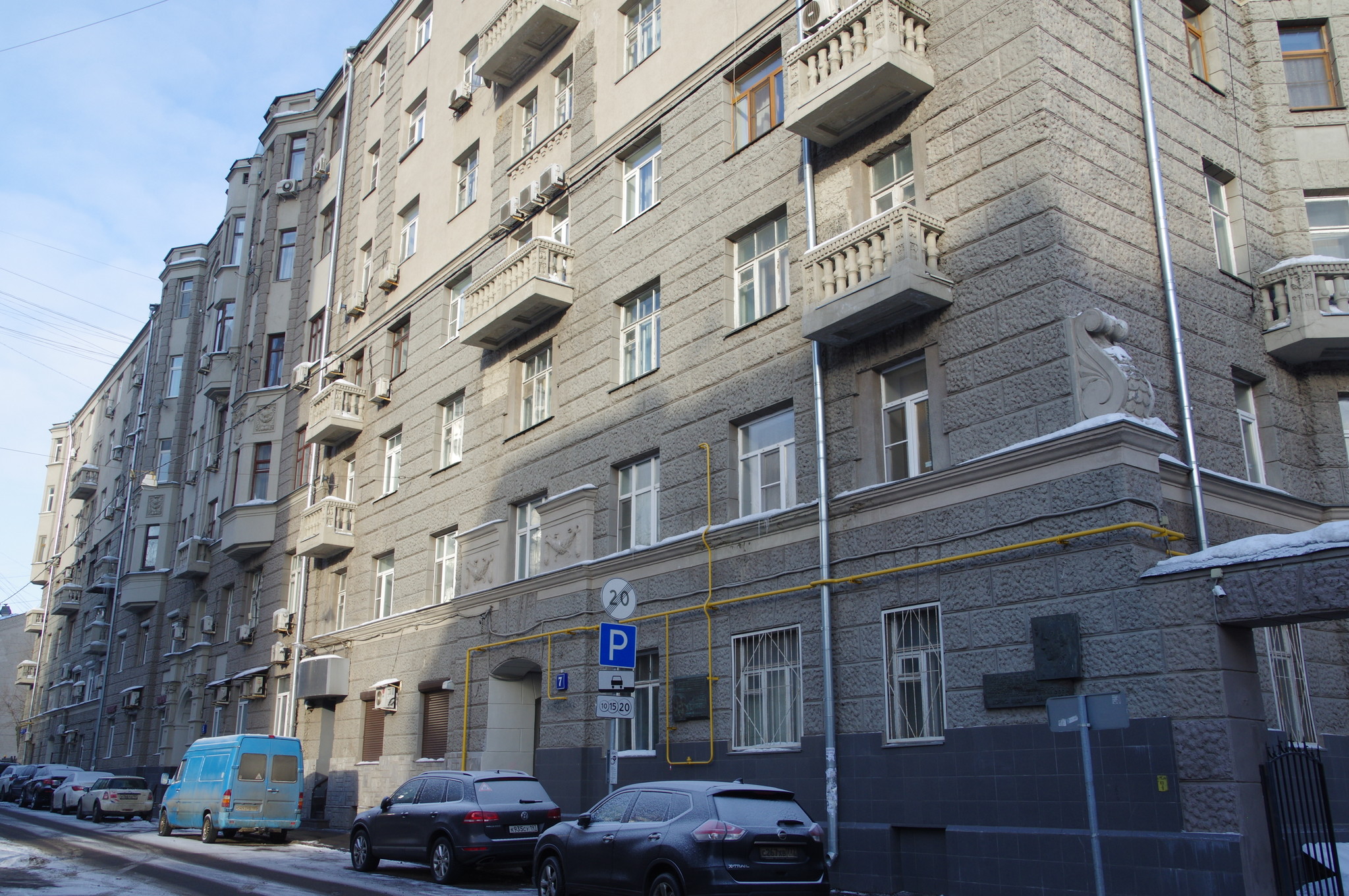 Большой Казённый переулок, дом 7. Здесь жил советский государственный деятель Б.Л. Ванников (на фасаде здания установлена мемориальная доска)