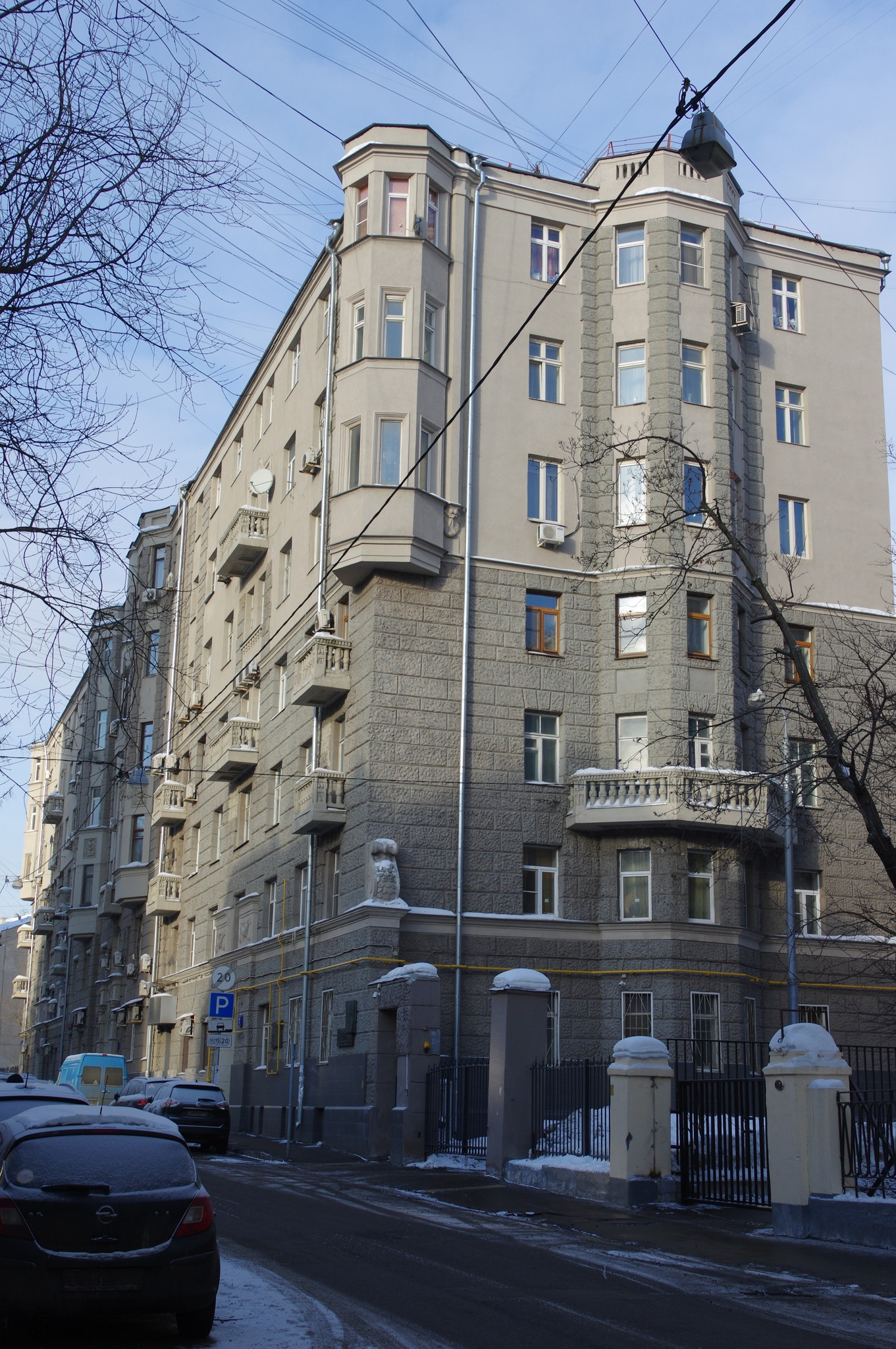 Большой Казённый переулок, дом 7. Здесь с 1950 года по 1999 год, жил Герой Социалистического Труда, генерал-майор инженерно-технической службы Николай Николаевич Волгин