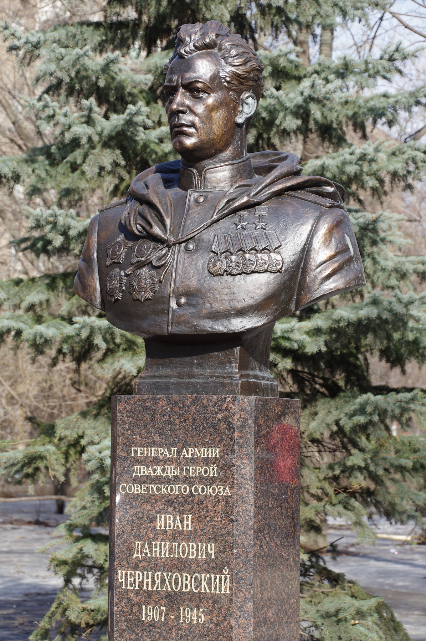 Памятник генералу армии Ивану Даниловичу Черняховскому в Москве