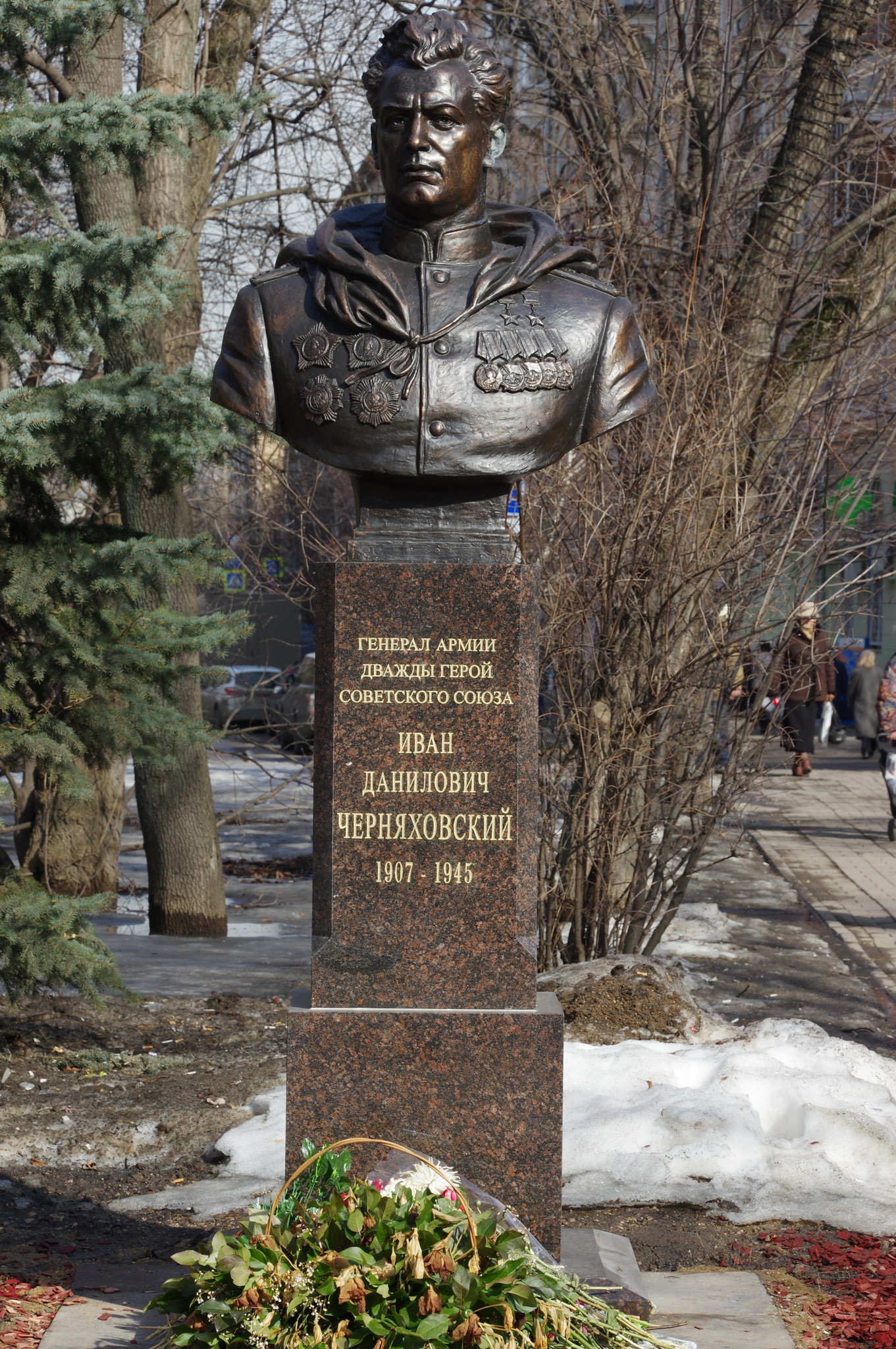 Памятник генералу армии Ивану Даниловичу Черняховскому в Москве