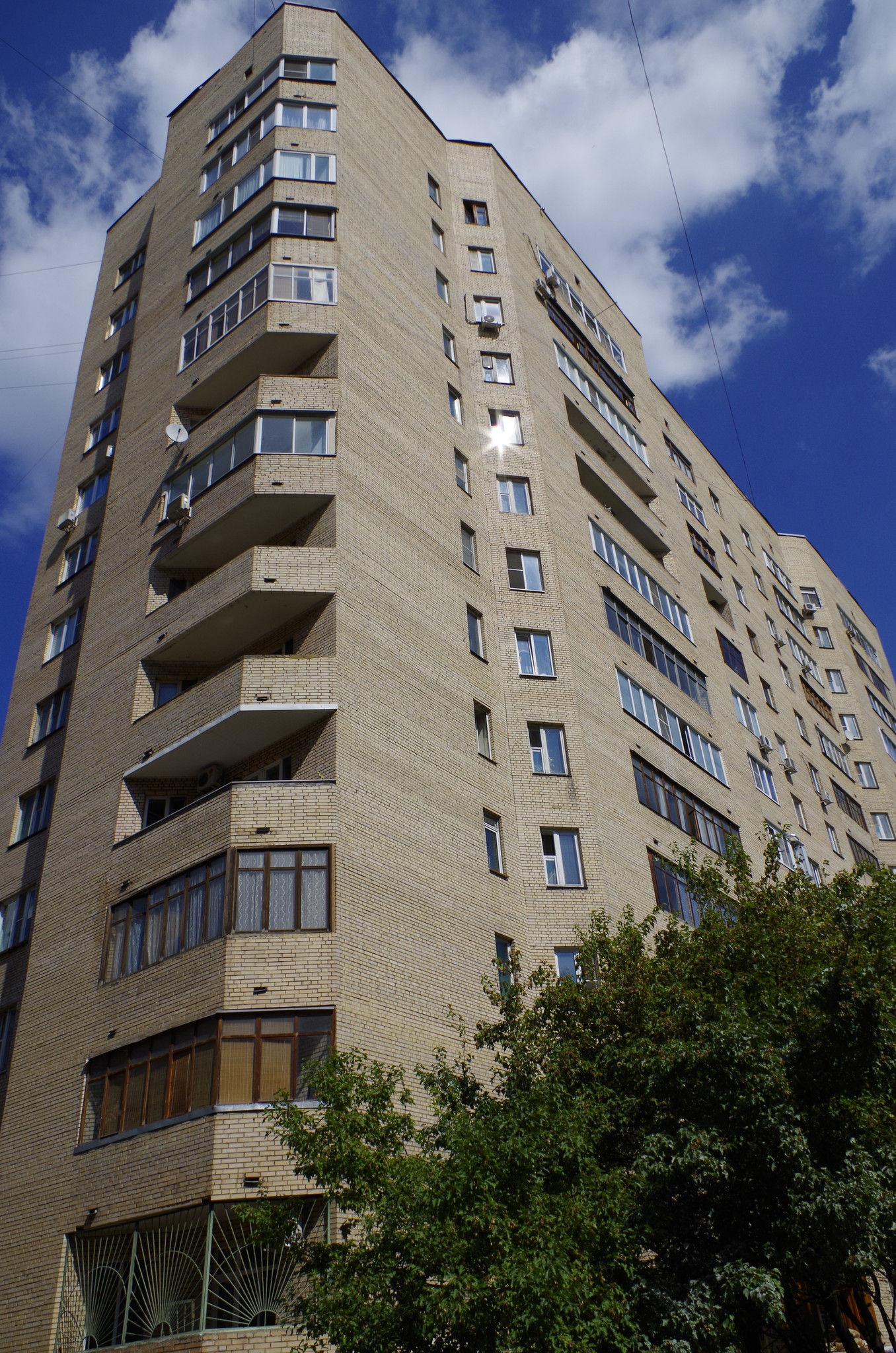 Конаковский проезд, дом 8, корпус 2. В этом доме с 1988 года по 2011 год жил генеральный конструктор «ОКБ Сухого» Михаил Петрович Симонов