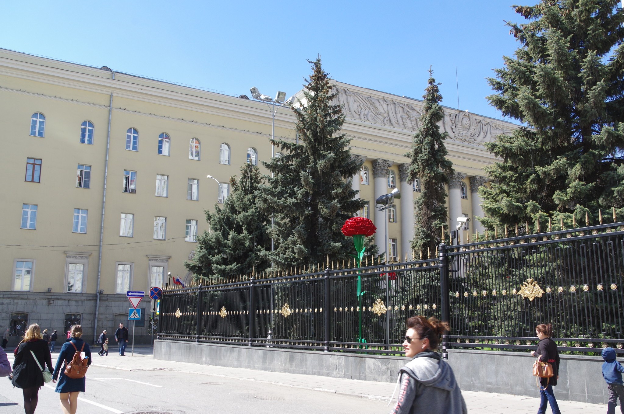 Улица Знаменка, дом 19. В этом здании с 1957 по 1967 год работал на посту Министра обороны СССР маршал Советского Союза Р.Я. Малиновский