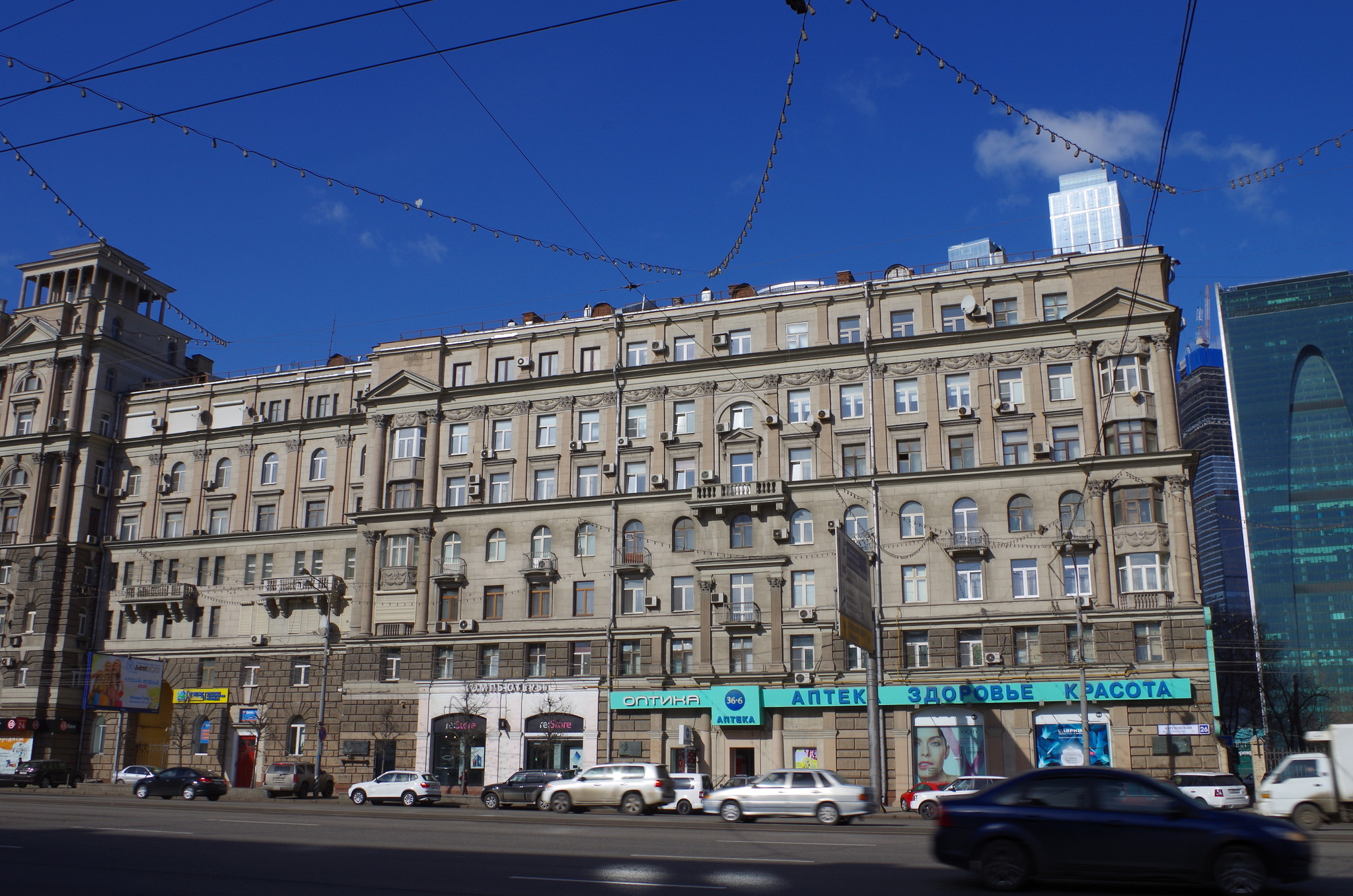 В этом доме (Кутузовский проспект, дом 26) с 1987 года по 2010 год жил Герой Советского Союза Владимир Васильевич Карпов