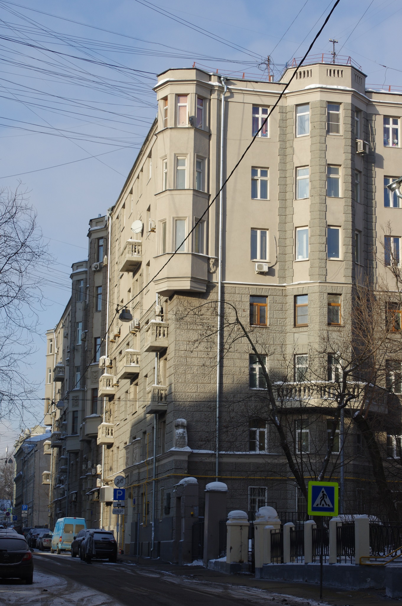 Большой Казённый переулок, дом 7. Здесь с 1949 года по 1962 год жил генерал-полковник инженерно-технической службы Борис Львович Ванников