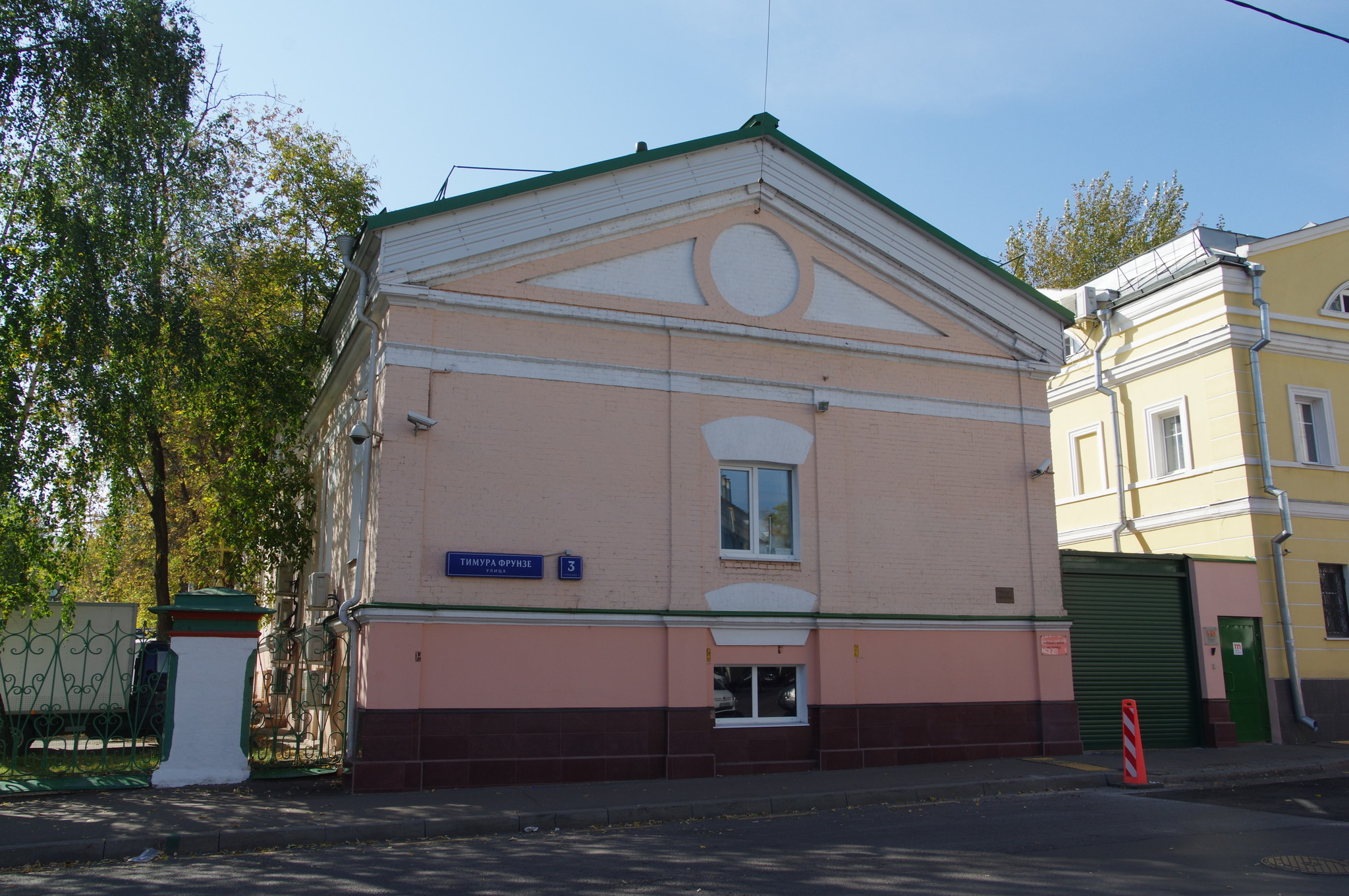 Ахлебаевский странноприимный дом построен в 1849-1850 годах. Архитектор Михаил Доримедонтович (Дормедонтович) Быковский. Улица Тимура Фрунзе, дом 3, строение 1