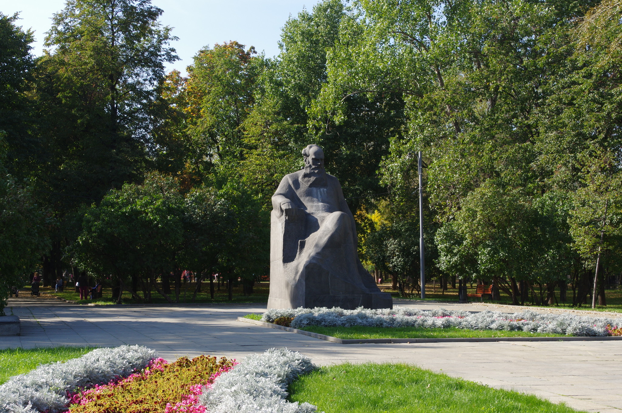 Памятник Льву Толстому в сквере Девичьего поля