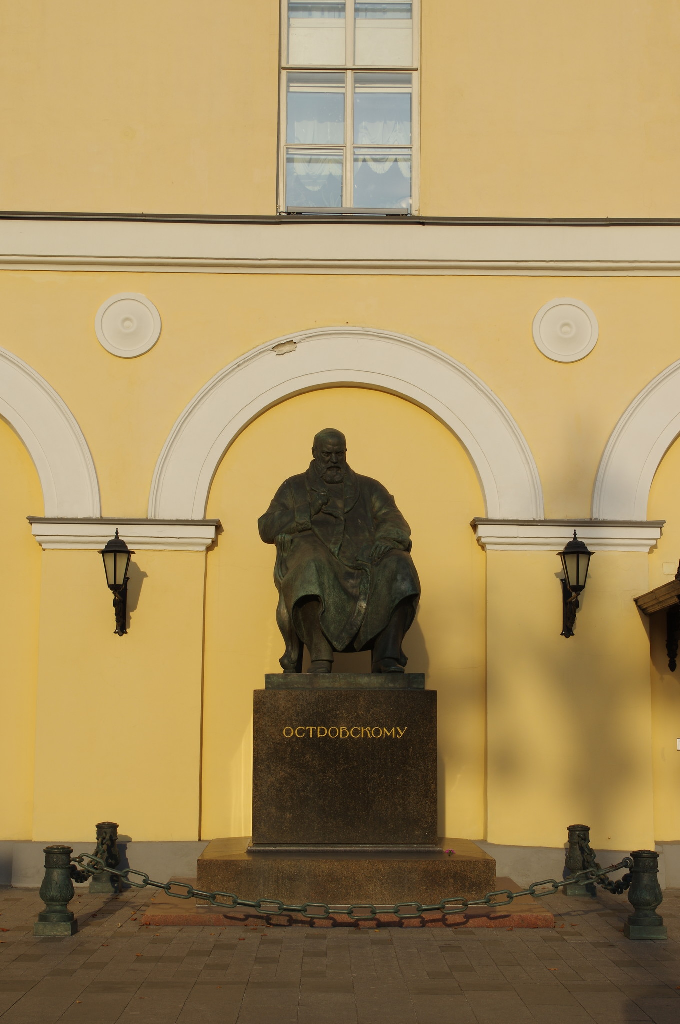 Памятник Александру Николаевичу Островскому перед зданием Малого театра