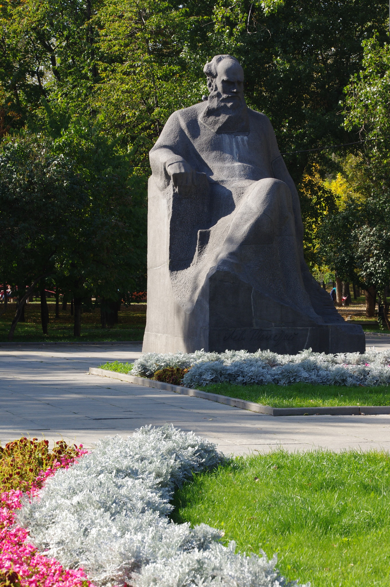 Памятник Льву Николаевичу Толстому в сквере Девичьего поля