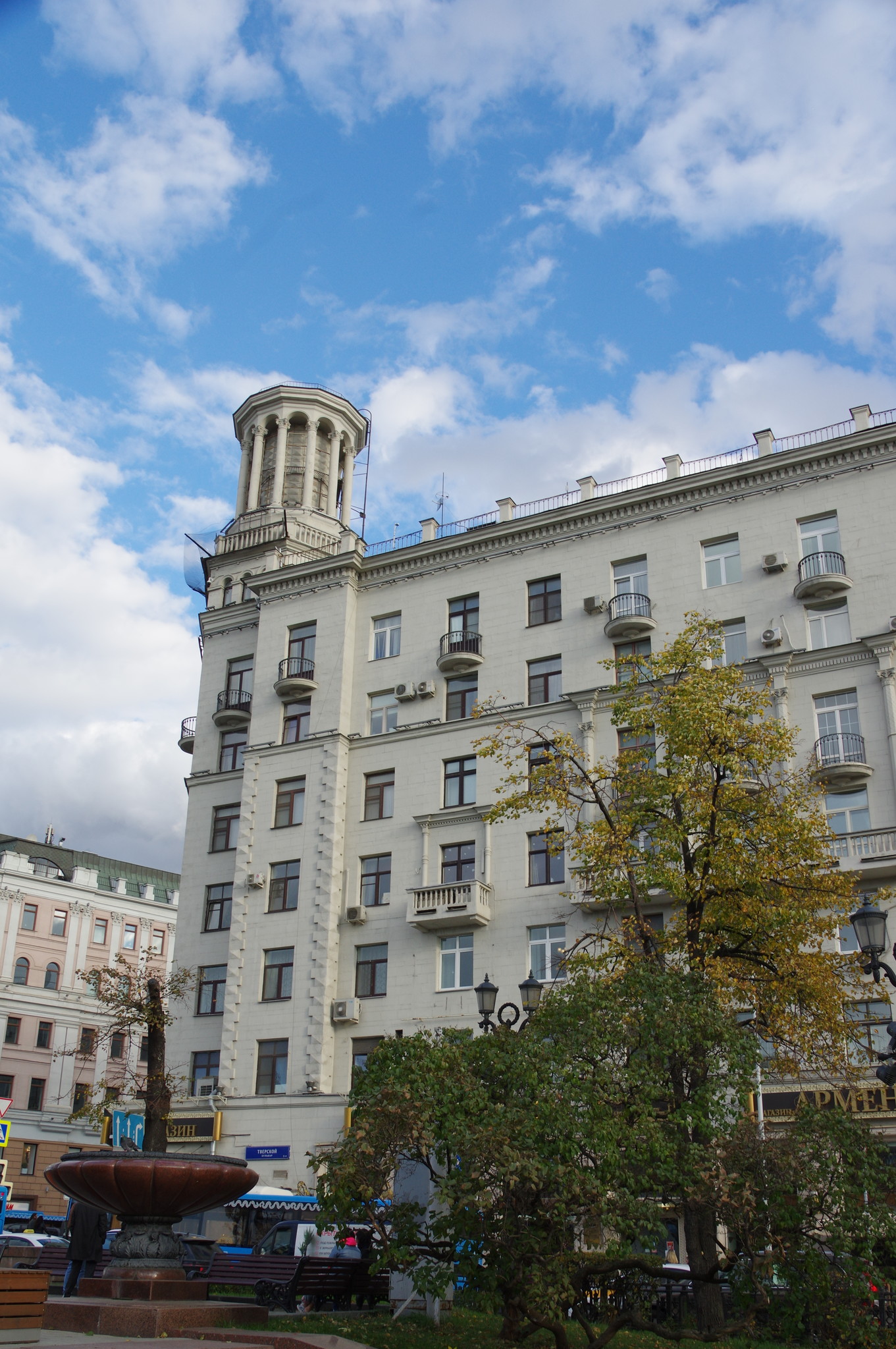 Тверская улица, дом 17 / Тверской бульвар, дом 28