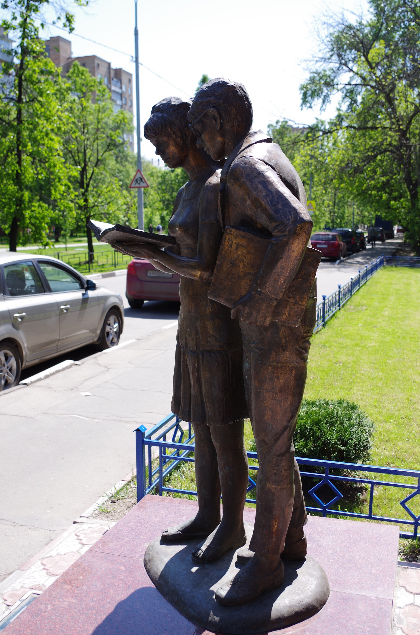Памятник Шурику и Лиде. Московский экономический институт (улица Артюхиной, дом 6, корпус 1)