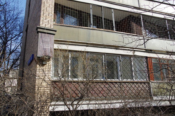 На доме где в 1967-1987 годах жил А.Д. Папанов установлена мемориальная доска