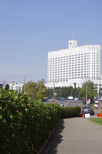 Дом Правительства Российской Федерации (официальное название с 1994 года, в 1984-1992 годах - Дом Советов РСФСР, в 1992-1993 - Дом Советов России, также Белый дом России) - здание правительства РФ в Москве