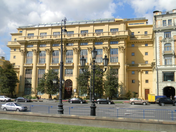 Дом на Моховой. Построен в 1934 году по проекту академика архитектуры Ивана Владиславовича Жолтовского (улица Моховая, дом 13)