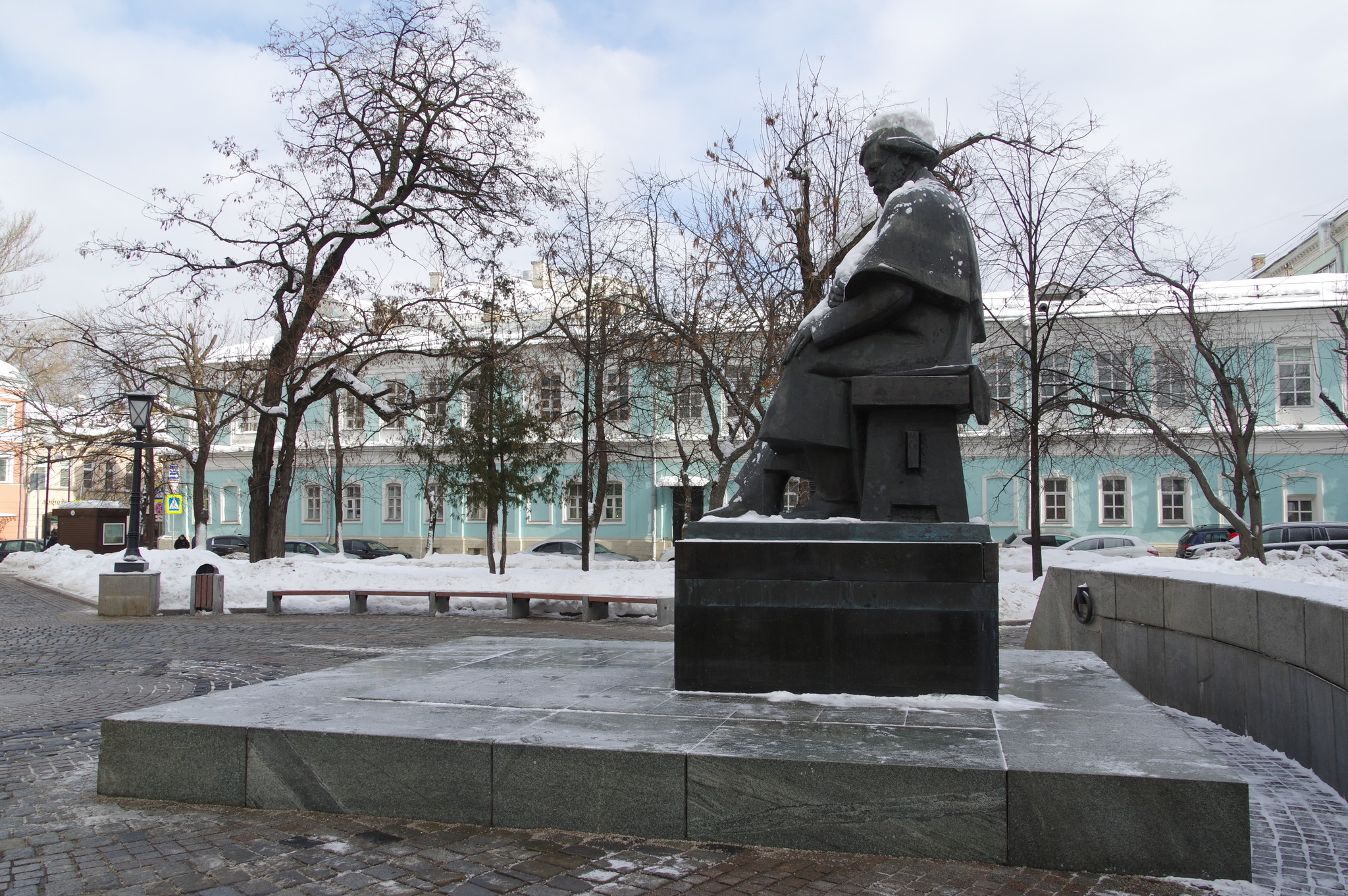 Памятник Николаю Гавриловичу Чернышевскому в сквере у площади Покровские ворота