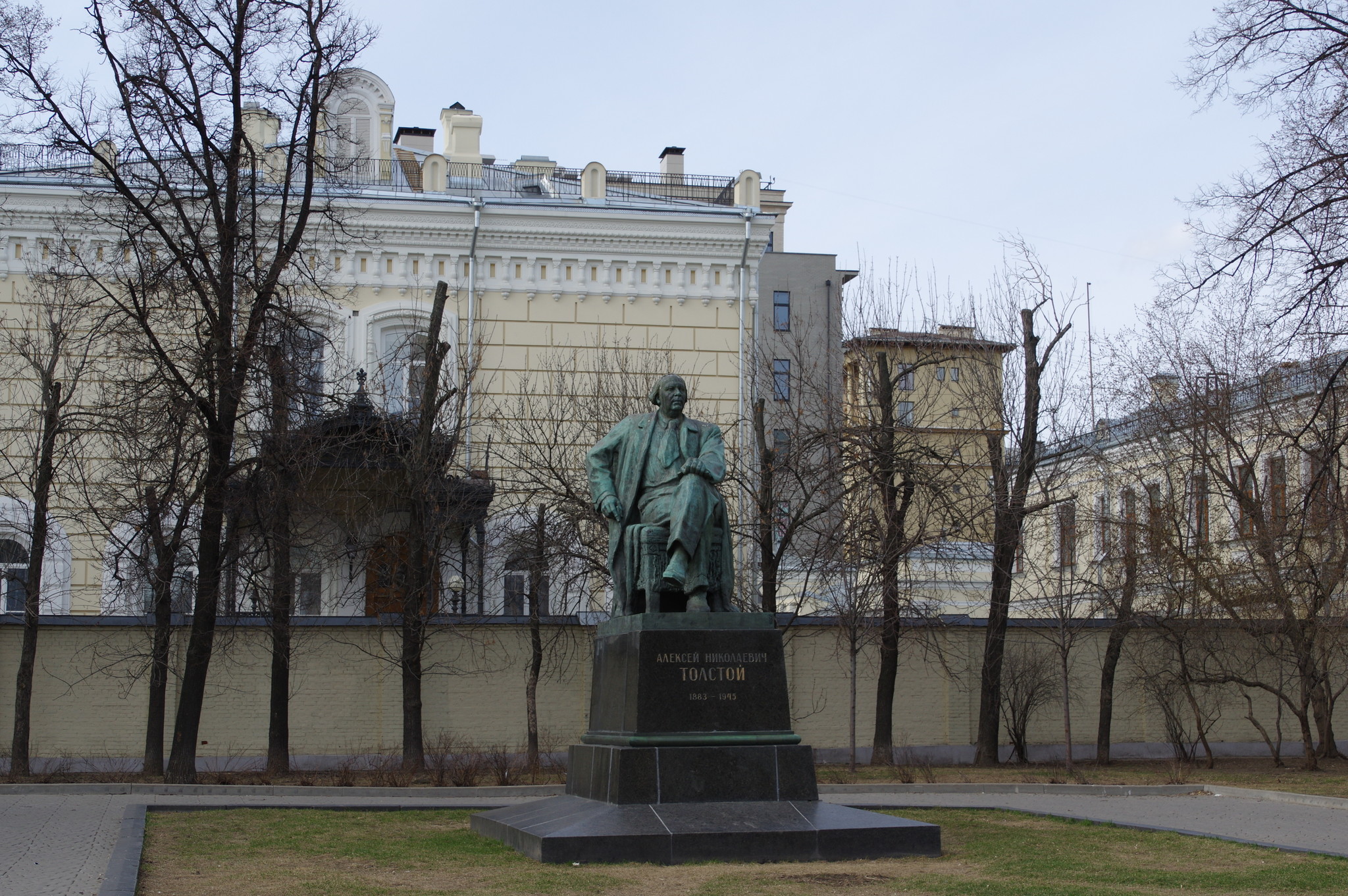 Памятник Алексею Николаевичу Толстому в сквере недалеко от Никитских ворот