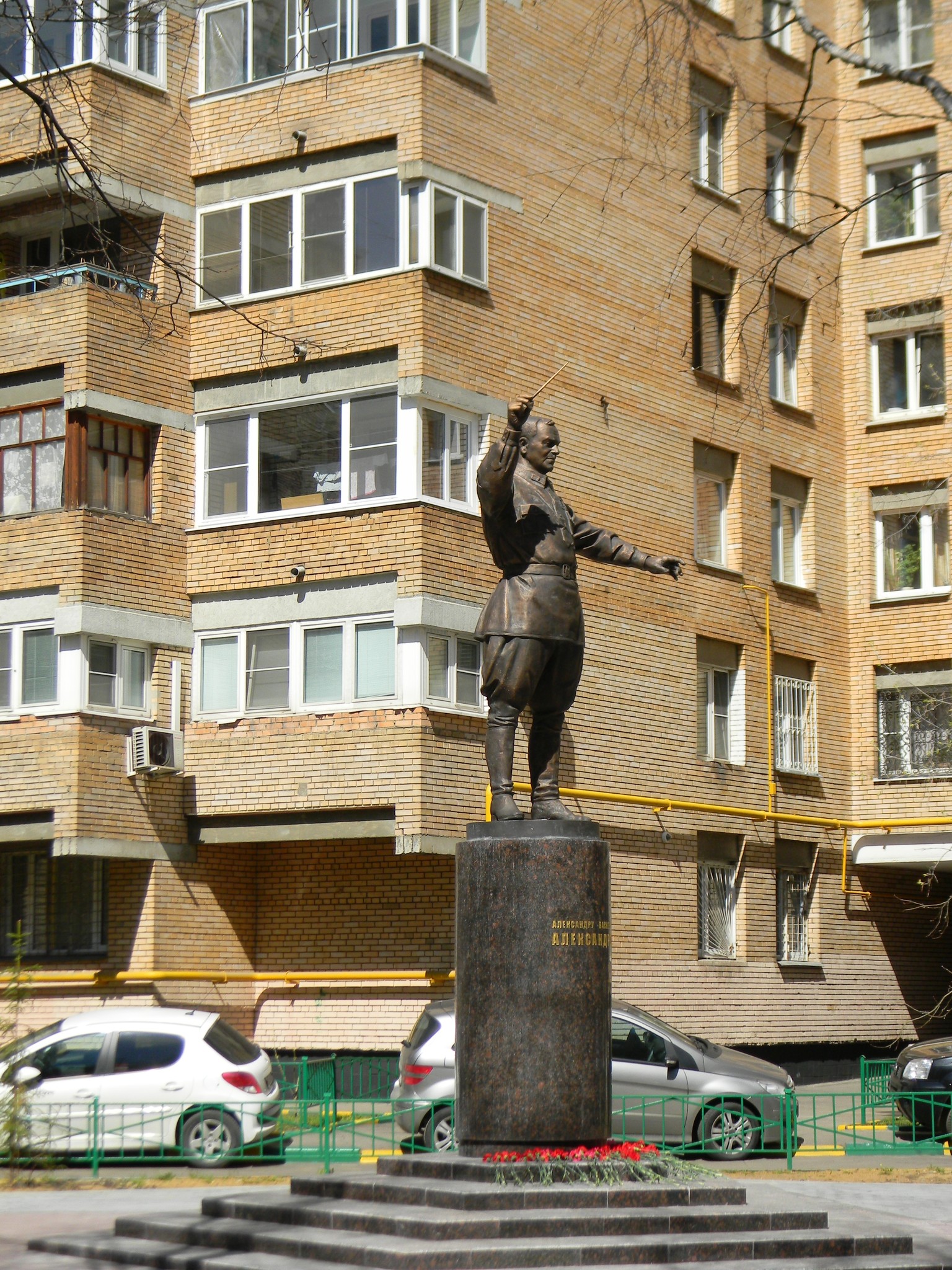 Памятник Народному артисту СССР Александру Васильевичу Александрову в Земледельческом переулке