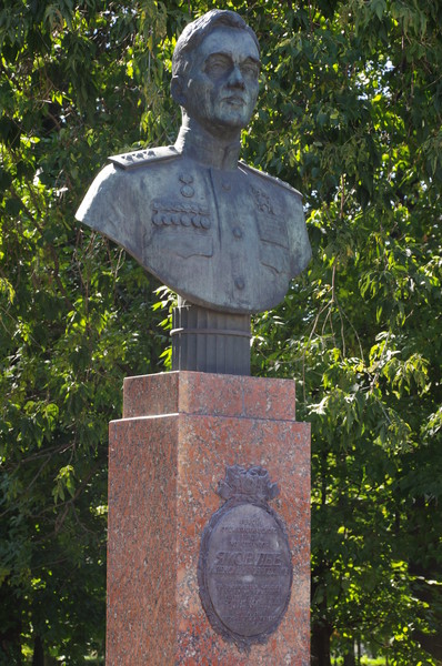 Памятник-бюст авиаконструктору А.С. Яковлеву в московском Чапаевском парке (Парк Авиаторов)