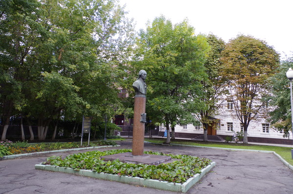 Бетонный бюст Александра Николаевича Радищева в сквере на Верхней Радищевской улице