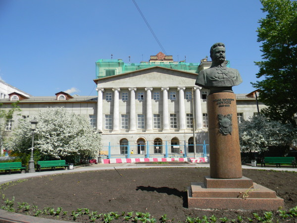 Памятник М.В. Фрунзе в сквере на улице Знаменка