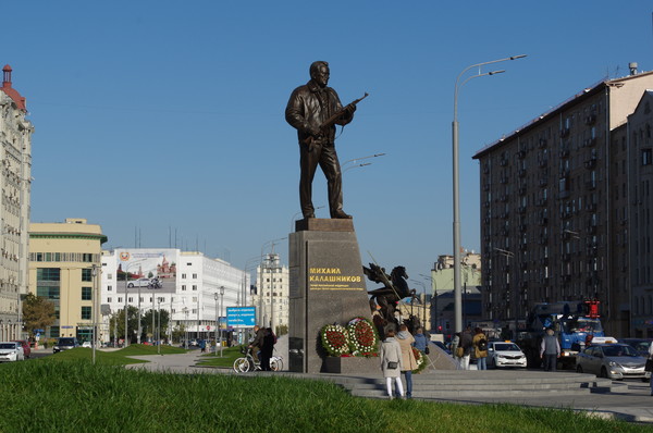 Памятник Михаилу Тимофеевичу Калашникову в сквере на пересечении улиц Садовая-Каретная и Долгоруковская