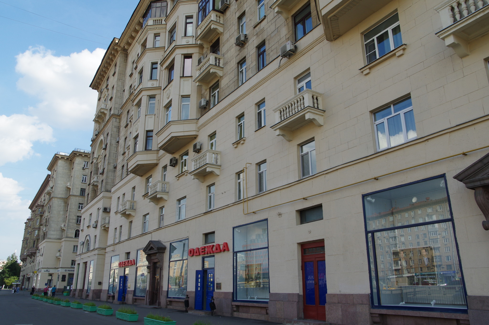 В этом доме (Ленинградский проспект, дом 71) жил советский авиаконструктор Александр Сергеевич Яковлев
