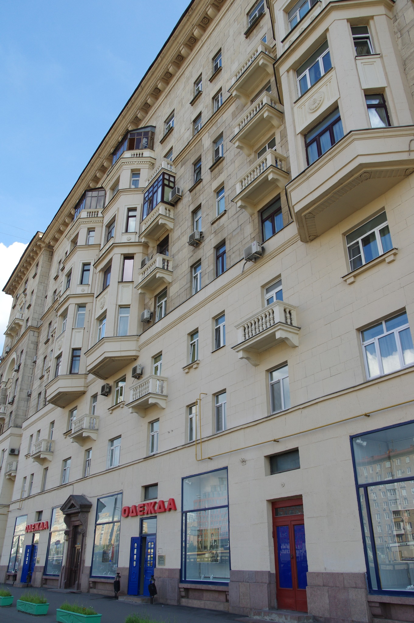 В этом доме (Ленинградский проспект, дом 71) жил советский авиаконструктор Александр Сергеевич Яковлев