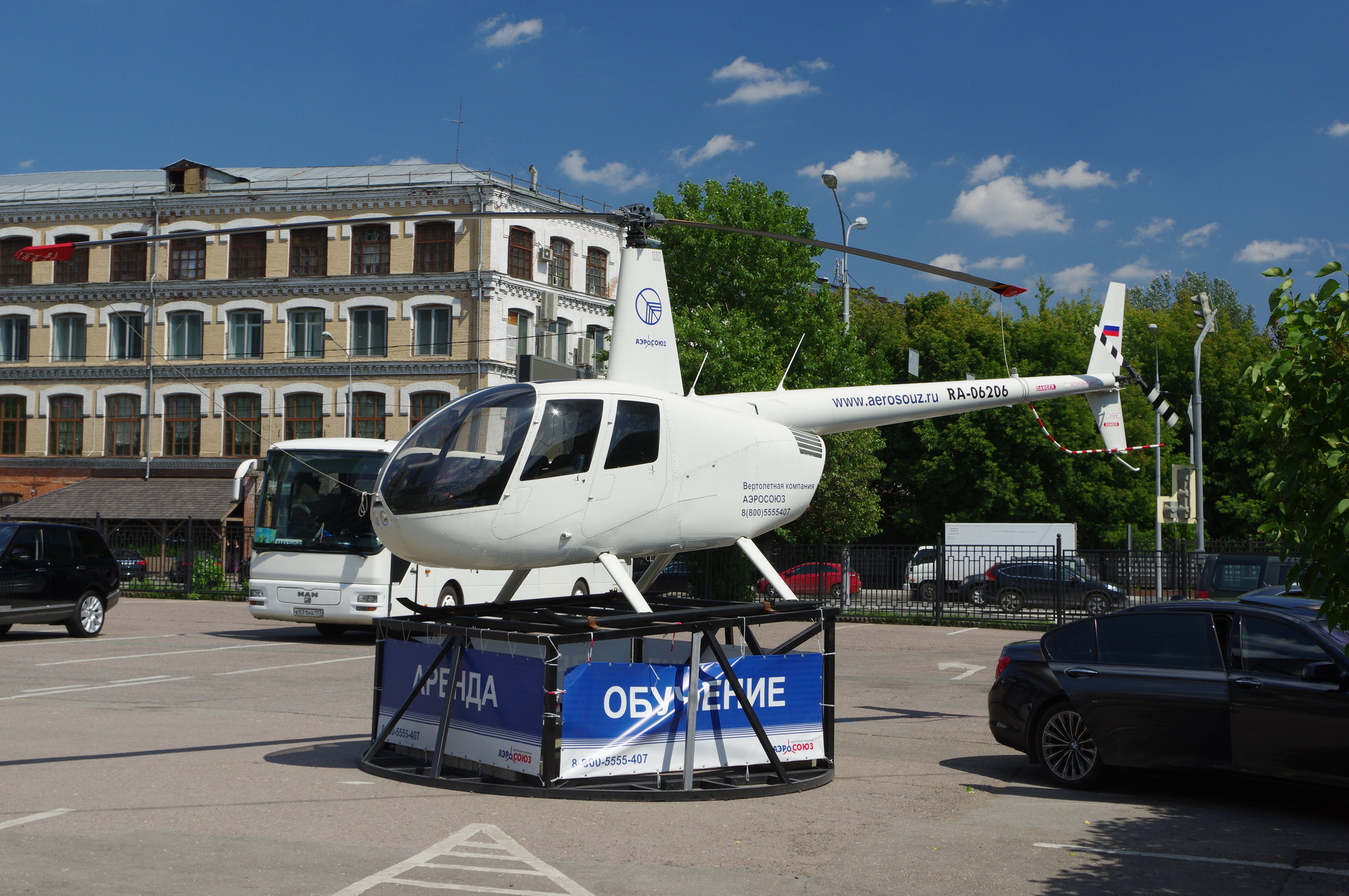 Лёгкий вертолёт Robinson R44 (RA-06206)
