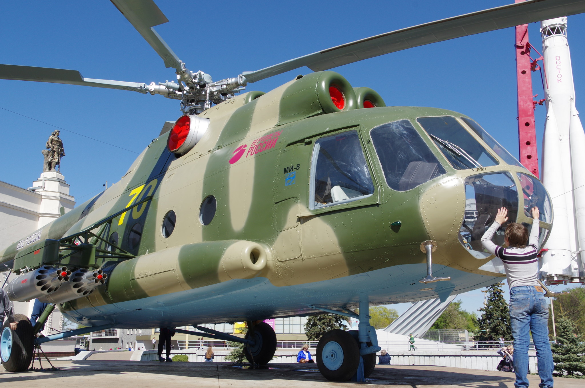 Транспортно-десантный вертолёт Ми-8Т на ВДНХ