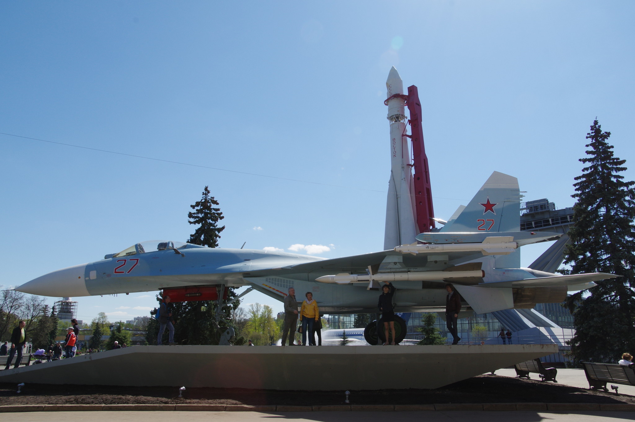 Всепогодный сверхзвуковой тяжёлый истребитель Су-27 на ВДНХ