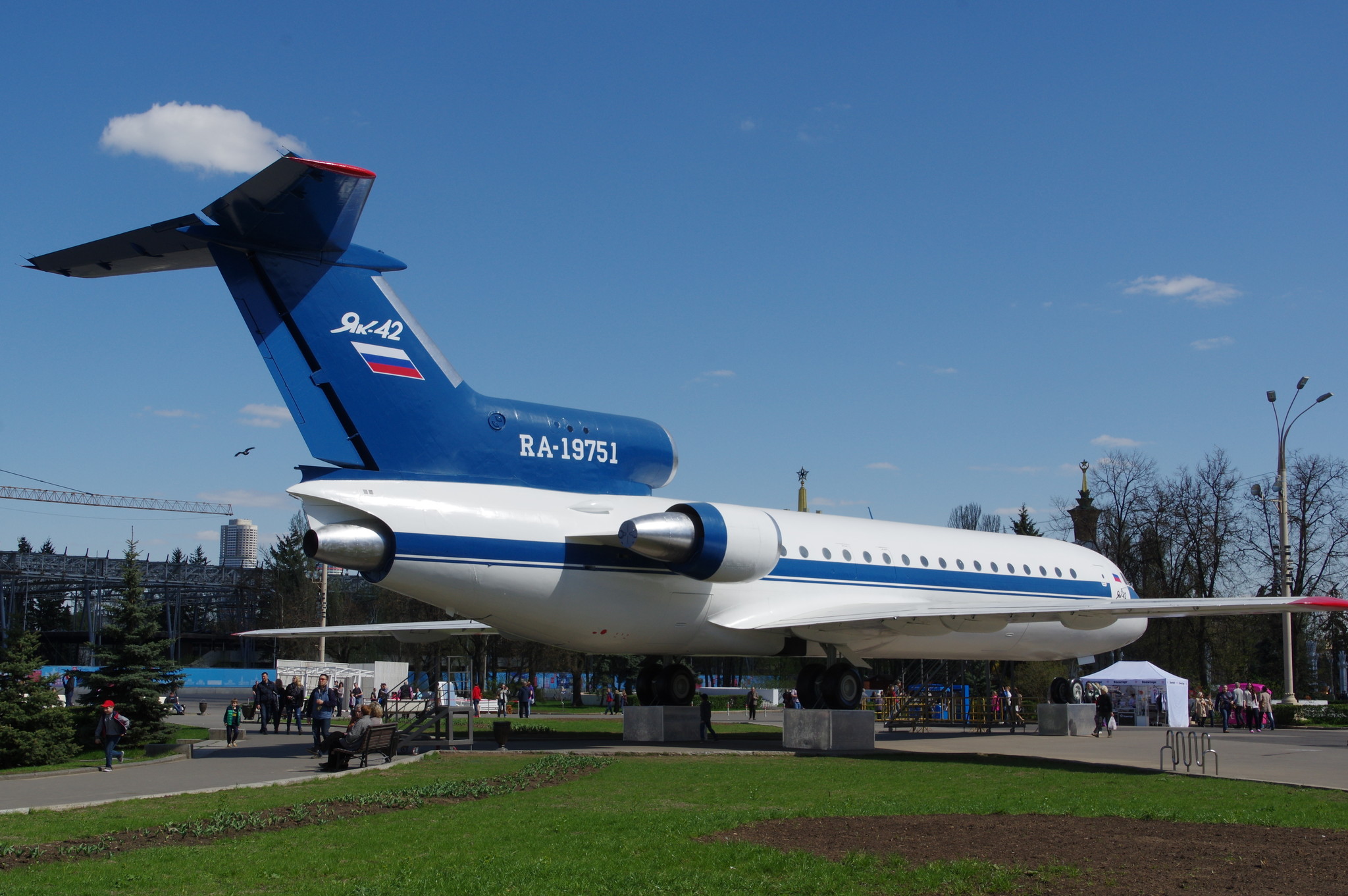 Трёхдвигательный пассажирский самолёт Як-42 на ВДНХ