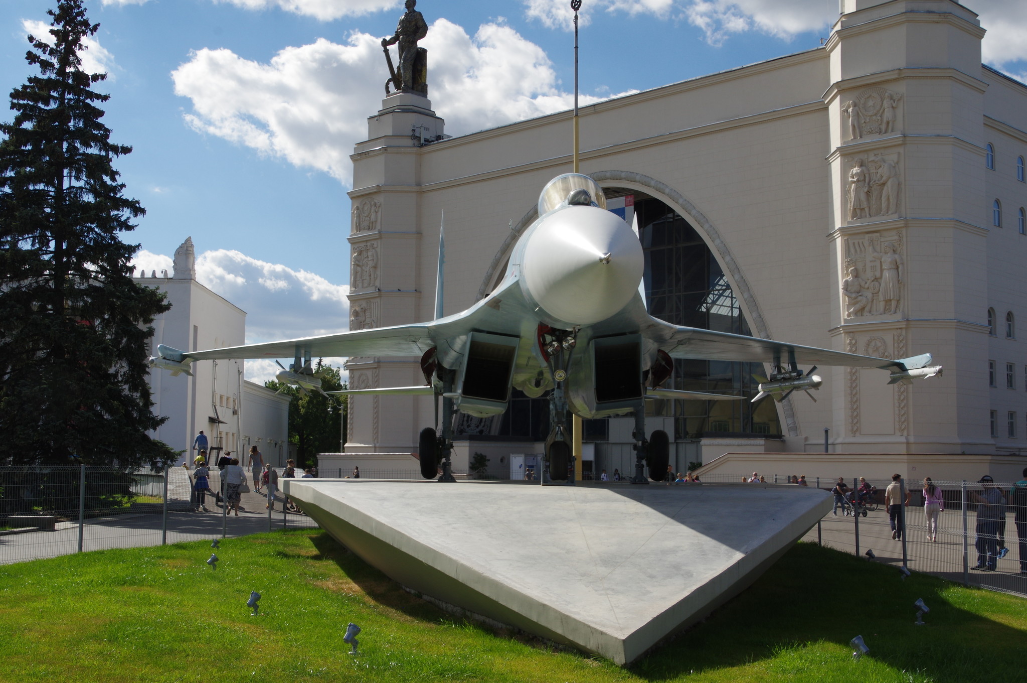 Истребитель Су-27 на ВДНХ