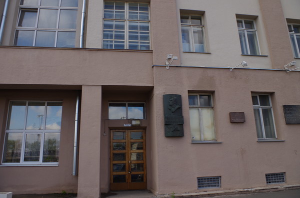 Мемориальная доска на доме (улица Серафимовича, дом 2), в котором жил выдающийся советский лётчик, Герой Советского Союза, генерал-майор авиации Михаил Васильевич Водопьянов