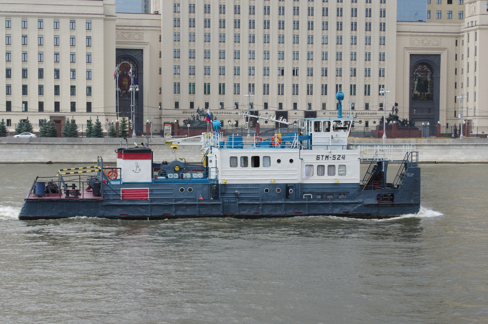Мелкосидящий толкач-буксир БТМ-524 на Москве-реке