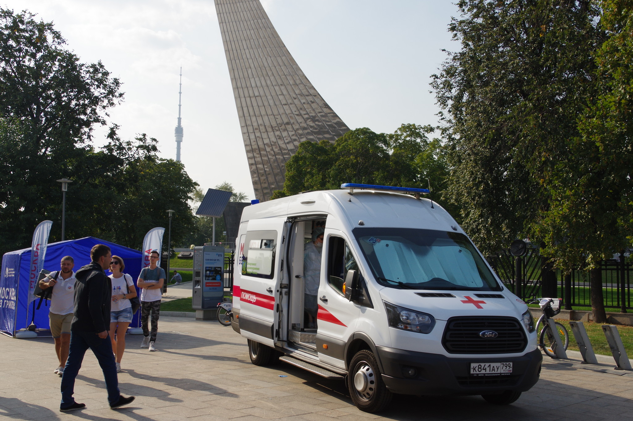 Мобильный пункт вакцинации против гриппа у станции метро «ВДНХ»