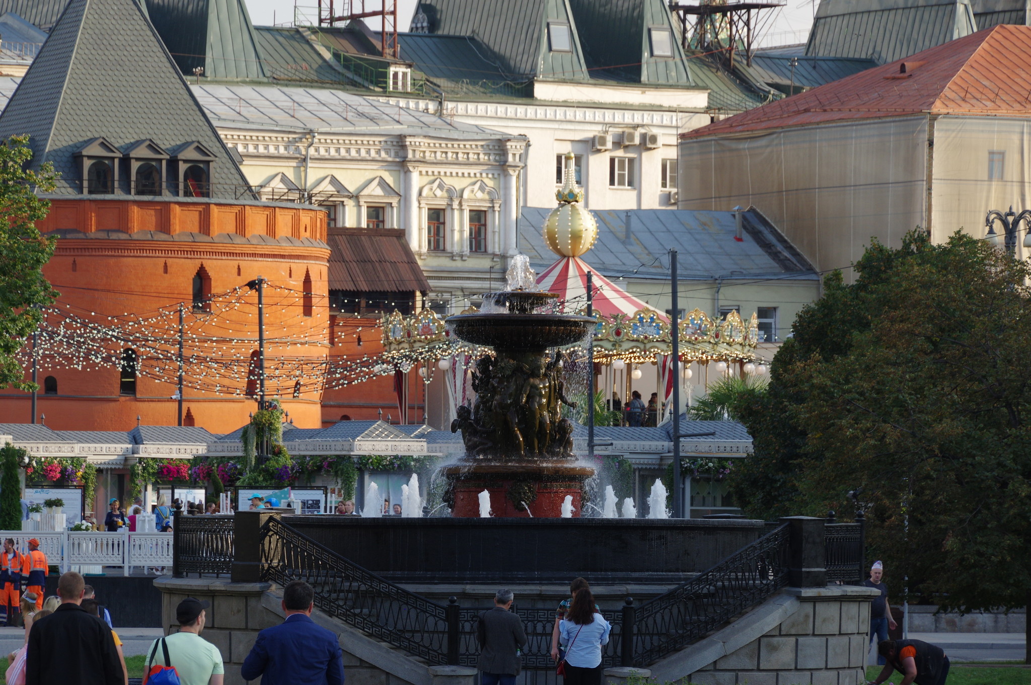 Фонтан «Витали» на границе Театральной площади и Площади Революции