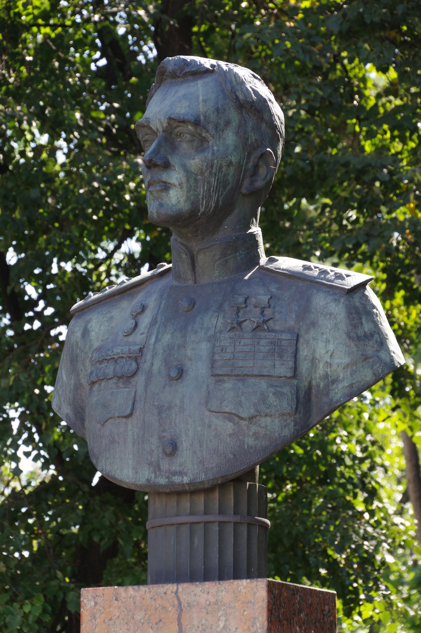 Памятник-бюст авиаконструктору А.С. Яковлеву расположен в сквере рядом с Чапаевским переулком, при входе в Парк Авиаторов